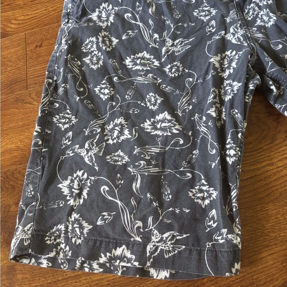 Fresh Gray and White Flat Front floral summer Shorts in size 38 - Picture 2 of 7